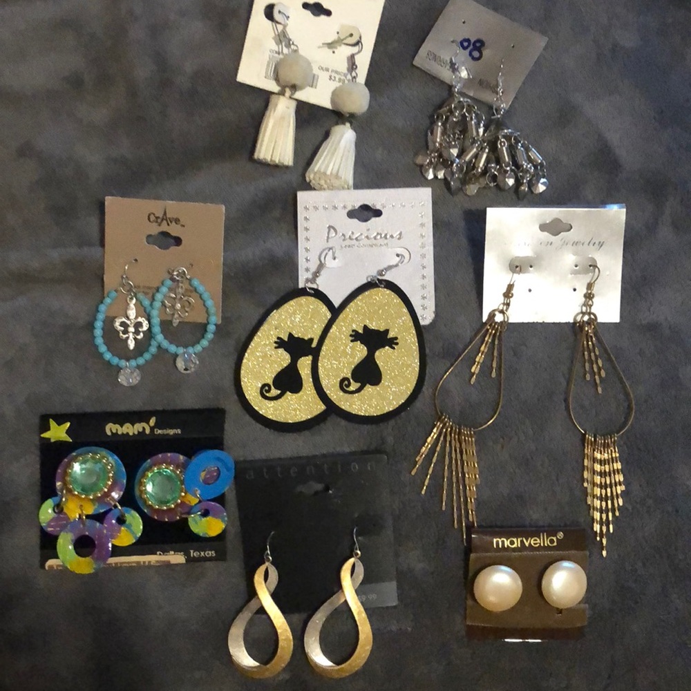 8 pairs of earrings. Various brands. On card. See pic